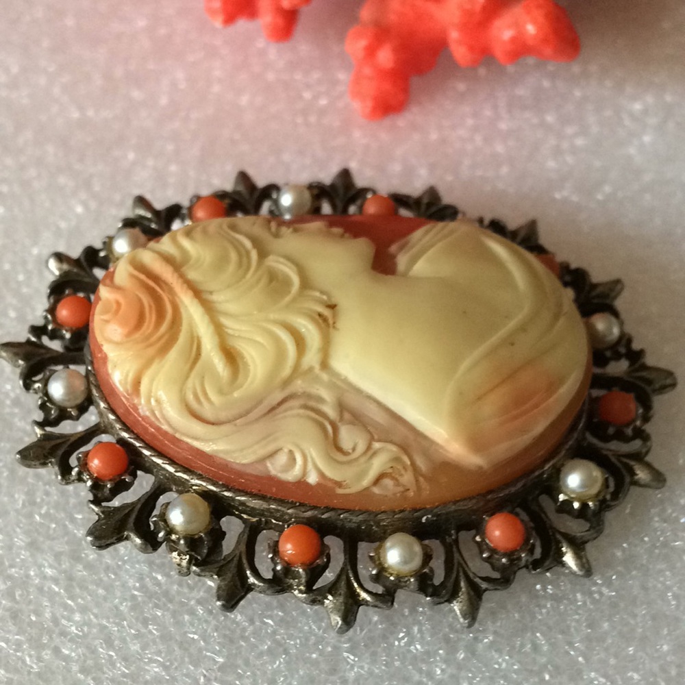 Vintage engraved cameo shel brooch - Picture 5 of 5
